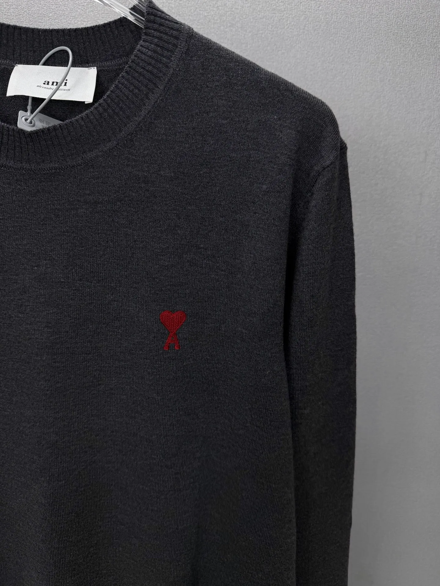 (top version) Ami 2026 New Arrival Classic love logo embroidered on the chest round neck knitted sweater for couples 🔥High version🔥High version🔥 Cashmere blended material, skin-friendly, non-sticky, no pilling, very soft to the touch, super comfortable, fashionable and individual, super Versatile and beautiful knitted sweater, very suitable for both men and women, a must-have for everyone, packaging, tag, collar label, washed wheat Complete 👍 Color: Gray Size: S-XL
